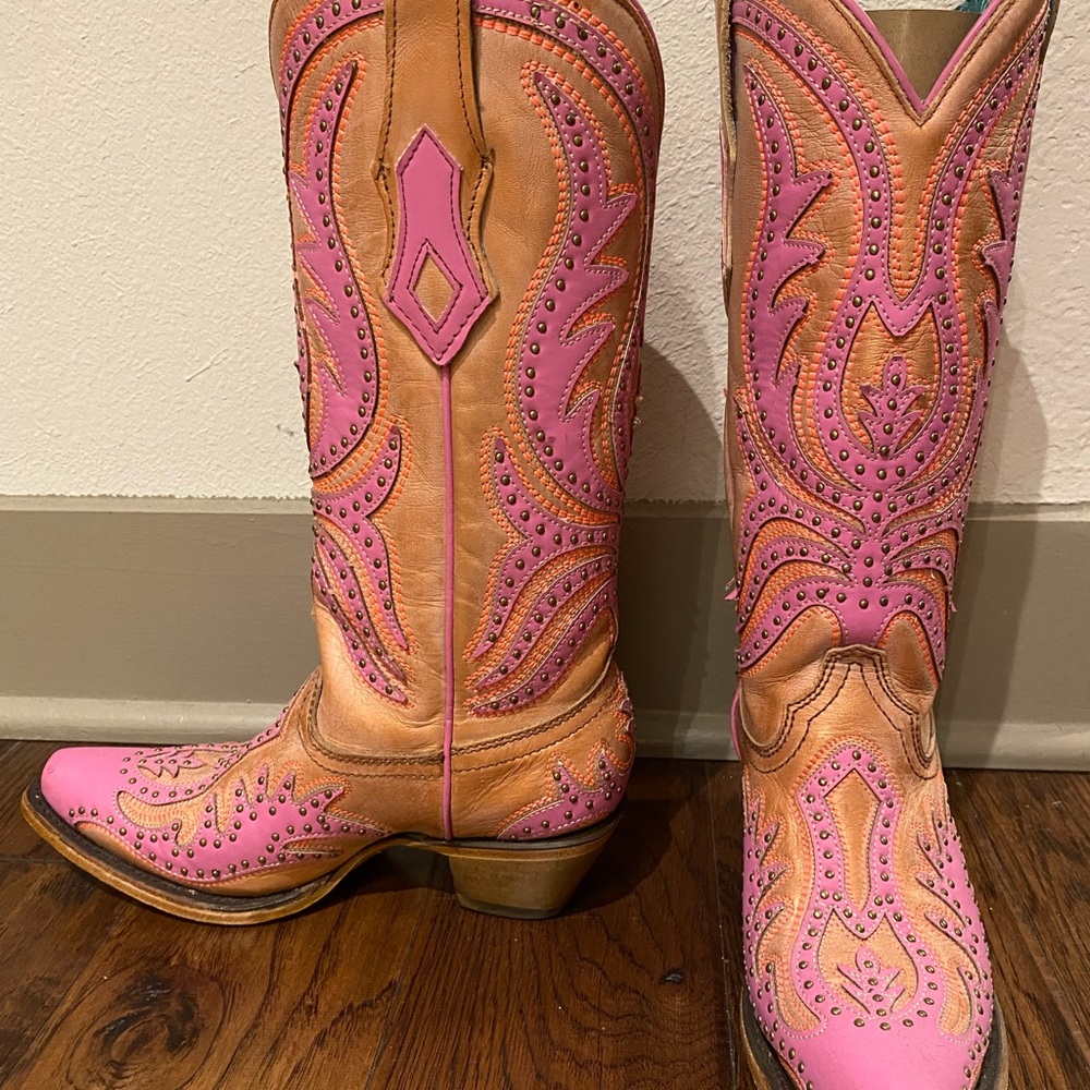 Corral women’s pink overlay boot that glows with (black light)